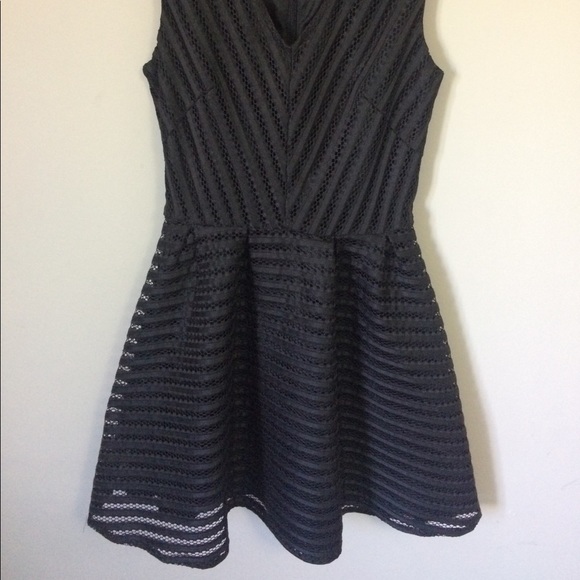 H&M sleeveless fit&flare black dress low cut v neck - Picture 2 of 9